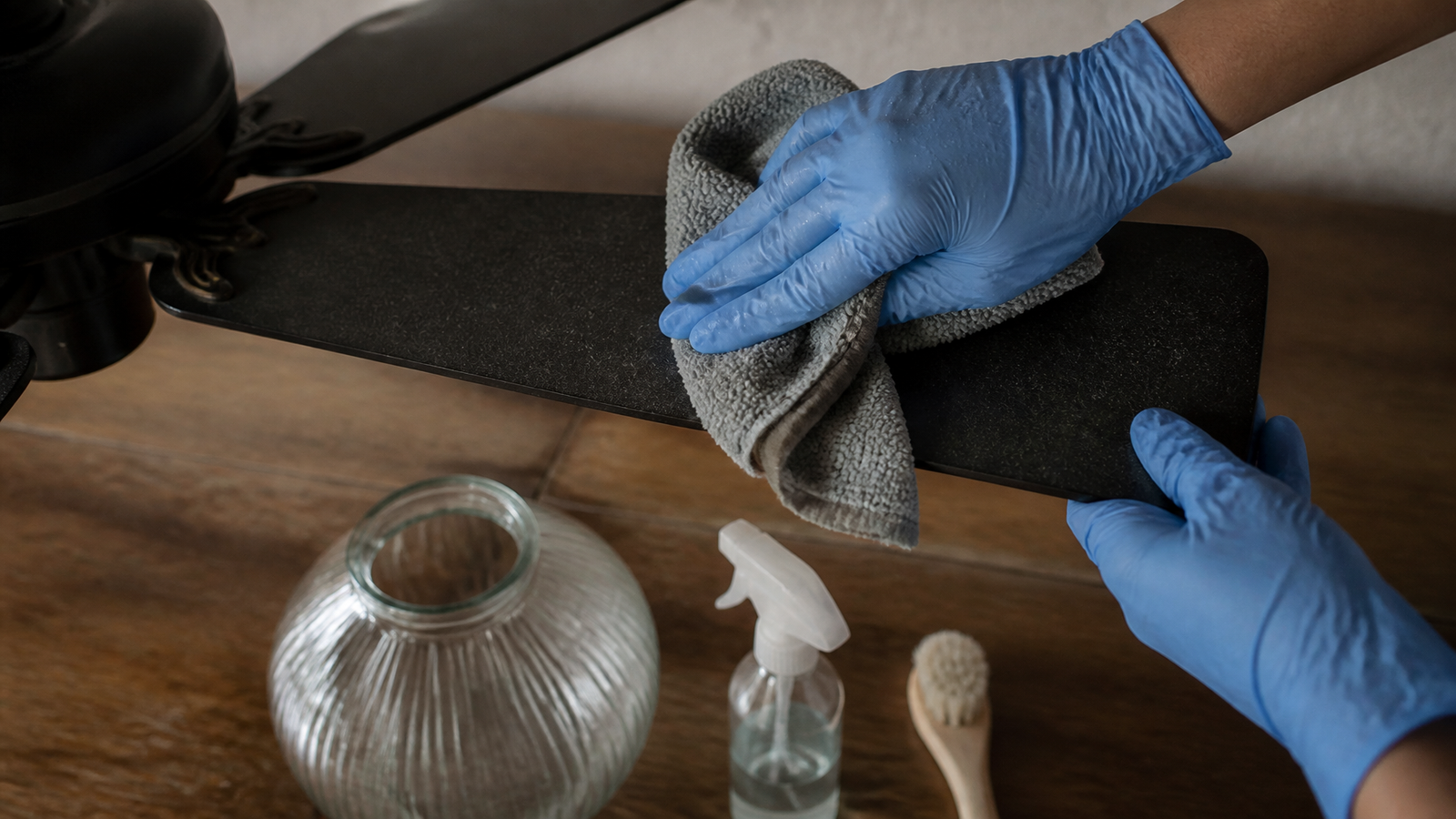 Plafondventilator met lamp schoonmaken: stap voor stap